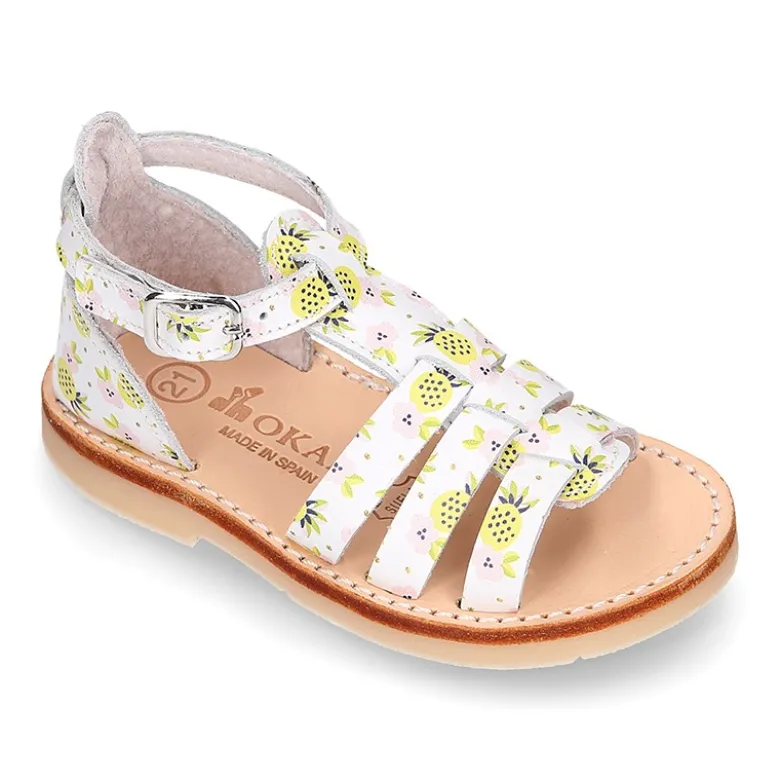 Sandalia niña tiras cruzadas en piel con PIÑAS y suela super flexible.