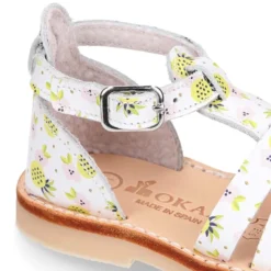 Sandalia niña tiras cruzadas en piel con PIÑAS y suela super flexible.
