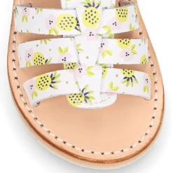 Sandalia niña tiras cruzadas en piel con PIÑAS y suela super flexible.