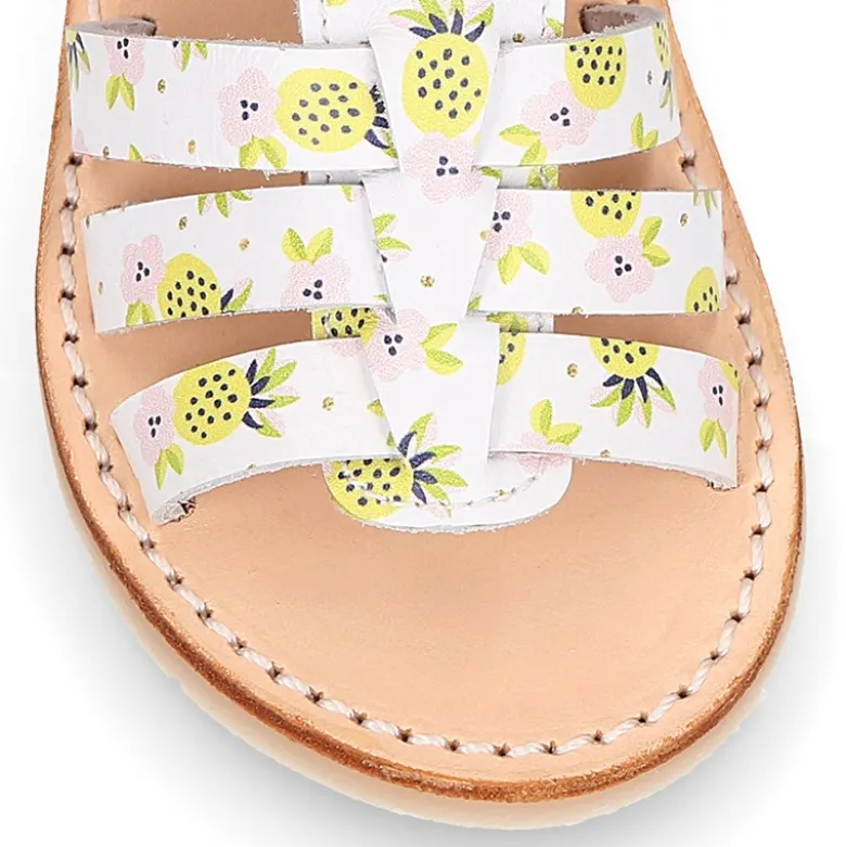 Sandalia niña tiras cruzadas en piel con PIÑAS y suela super flexible.
