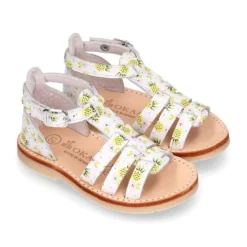 Sandalia niña tiras cruzadas en piel con PIÑAS y suela super flexible.