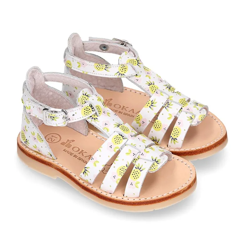 Sandalia niña tiras cruzadas en piel con PIÑAS y suela super flexible.