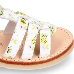 Sandalia niña tiras cruzadas en piel con PIÑAS y suela super flexible.