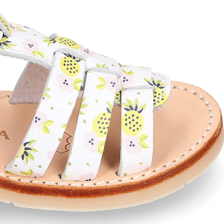 Sandalia niña tiras cruzadas en piel con PIÑAS y suela super flexible.