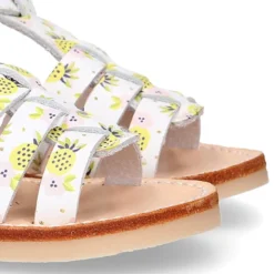 Sandalia niña tiras cruzadas en piel con PIÑAS y suela super flexible.