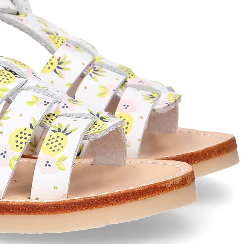 Sandalia niña tiras cruzadas en piel con PIÑAS y suela super flexible.