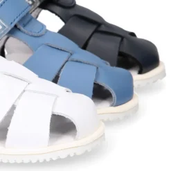 Sandalia niño Blanditos by Crio’s tiras cruzadas y sin cordones en piel en colores clásicos.