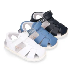 Sandalia niño Blanditos by Crio’s tiras cruzadas y sin cordones en piel en colores clásicos.