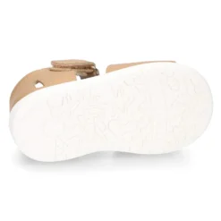 Sandalia niño pequeño piel lavable camel tipo PEPITO cierre adherente.