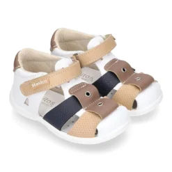 Sandalia niño peque piel lavable cierre adherente, tiras cruzadas y suela SUPER FLEXIBLE.