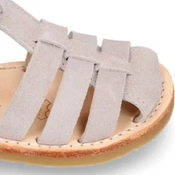 Sandalia niño piel SERRAJE tiras cruzadas con suela super flexible.