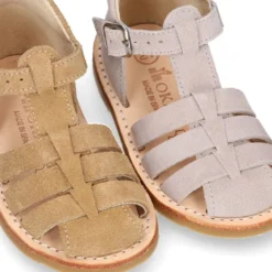 Sandalia niño piel SERRAJE tiras cruzadas con suela super flexible.