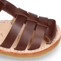 Sandalia niño piel SUAVE tiras cruzadas con suela super flexible.