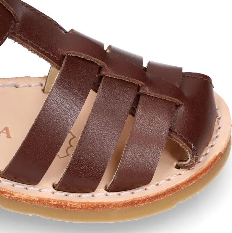 Sandalia niño piel SUAVE tiras cruzadas con suela super flexible.