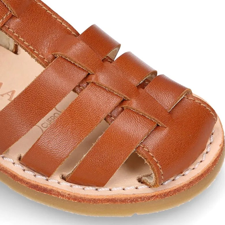 Sandalia niño piel SUAVE tiras cruzadas con suela super flexible.