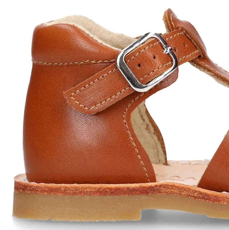 Sandalia niño piel SUAVE tiras cruzadas con suela super flexible.