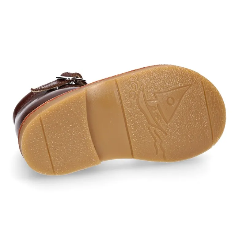 Sandalia niño piel SUAVE tiras cruzadas con suela super flexible.