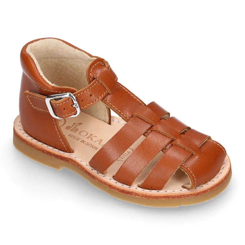 Sandalia niño piel SUAVE tiras cruzadas con suela super flexible.