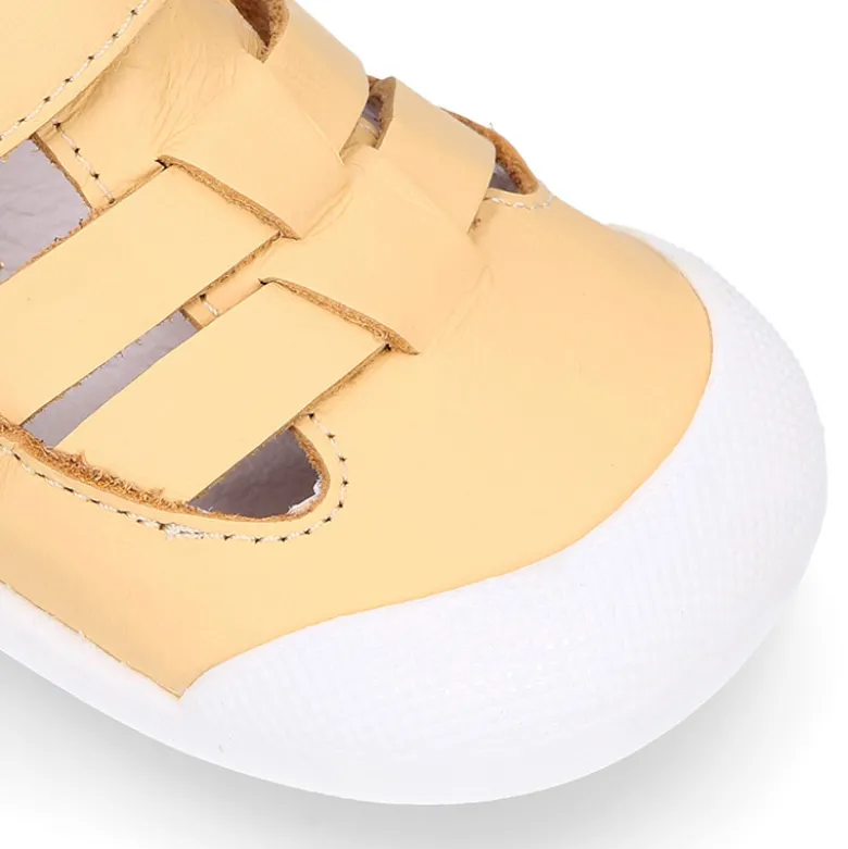 Sandalia niños Blanditos by Crio’s tiras cruzadas sin cordones en piel.