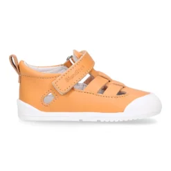 Sandalia niños Blanditos by Crio’s tiras cruzadas sin cordones en piel.