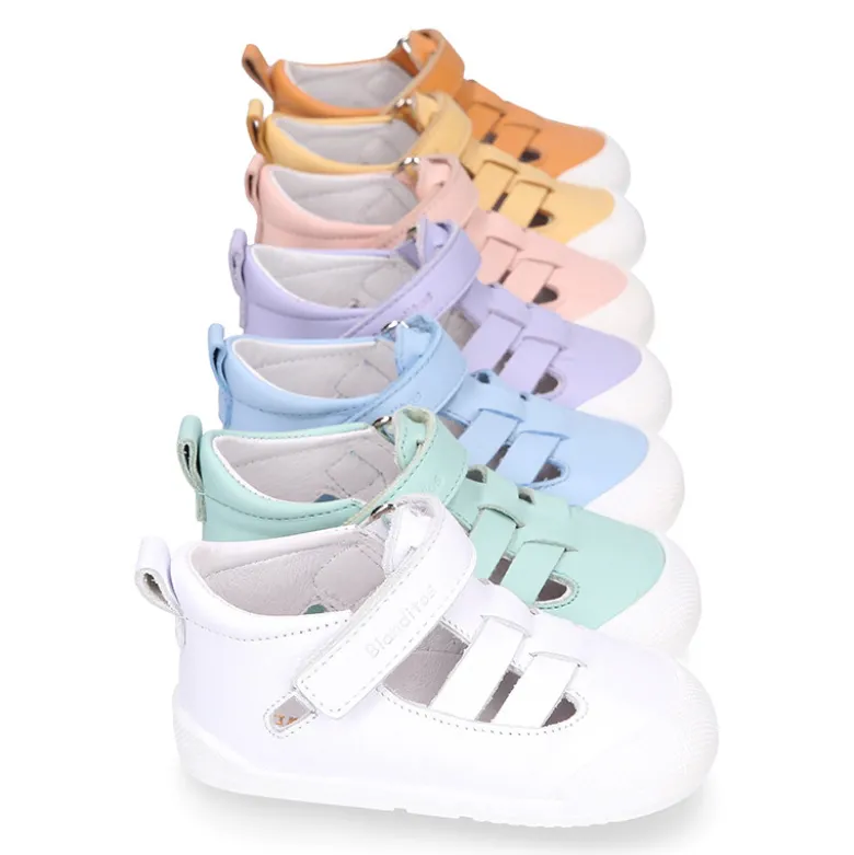Sandalia niños Blanditos by Crio’s tiras cruzadas sin cordones en piel.