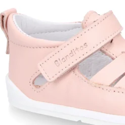 Sandalia niños Blanditos by Crio’s tiras cruzadas sin cordones en piel.