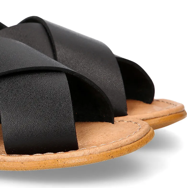 Sandalia Niños con tiras cruzadas en piel en color NEGRO.