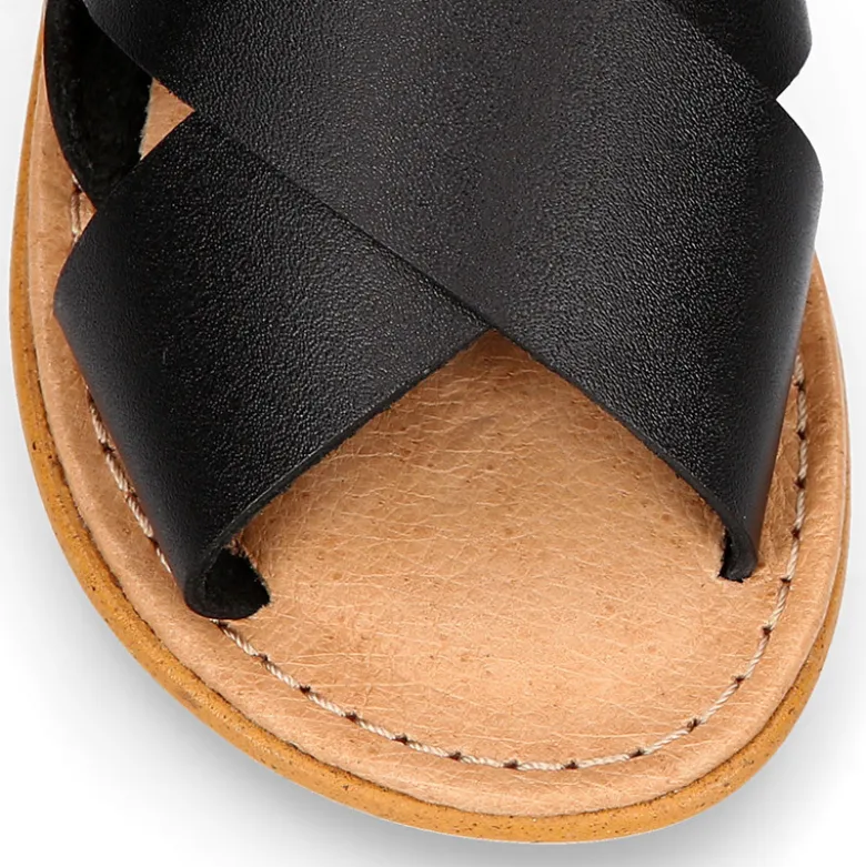 Sandalia Niños con tiras cruzadas en piel en color NEGRO.