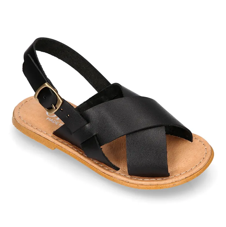 Sandalia Niños con tiras cruzadas en piel en color NEGRO.