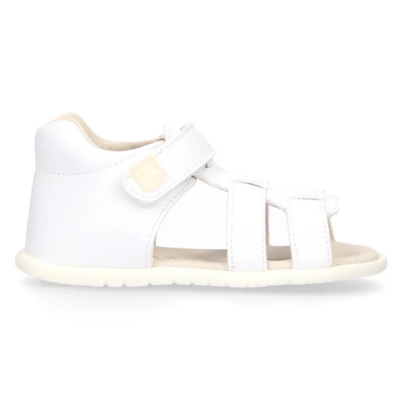 Sandalia niños Okaa Flex sin cordones en micro punto en color blanco.