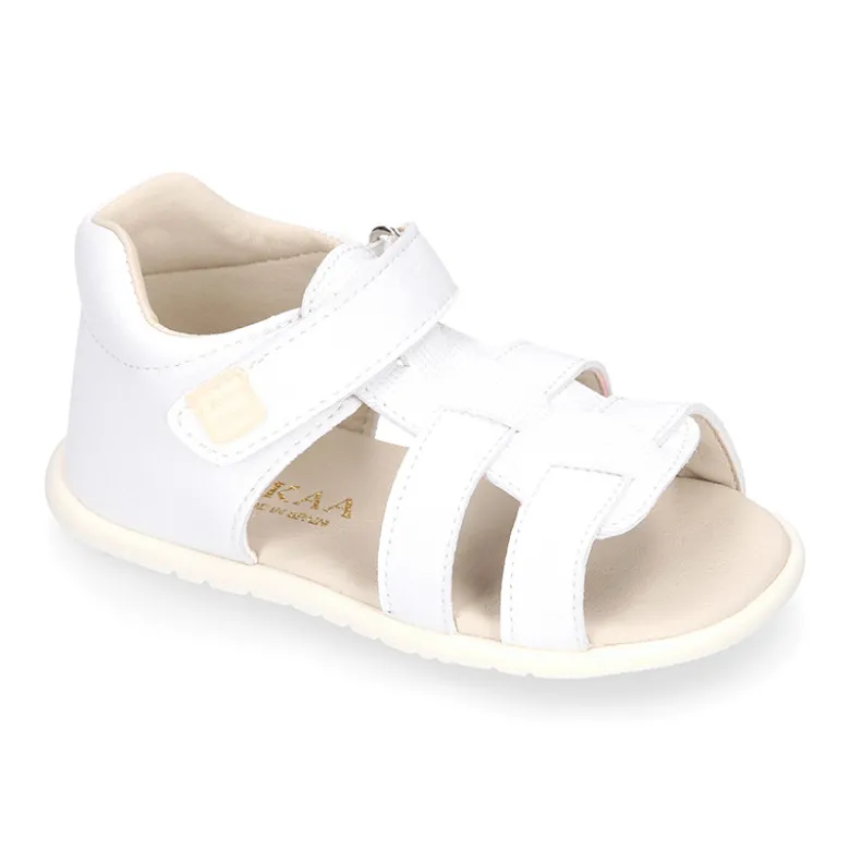 Sandalia niños Okaa Flex sin cordones en micro punto en color blanco.