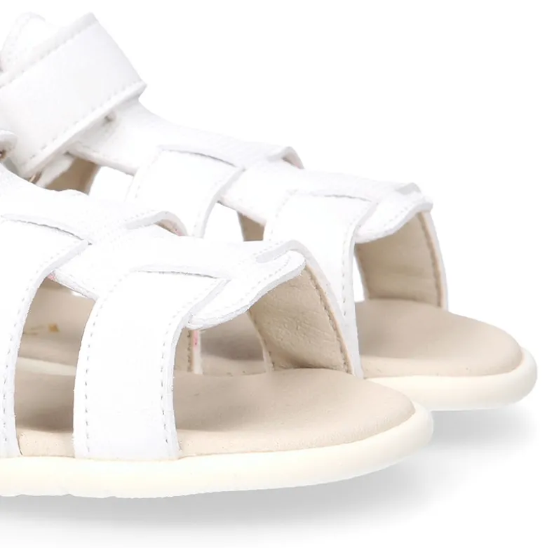 Sandalia niños Okaa Flex sin cordones en micro punto en color blanco.