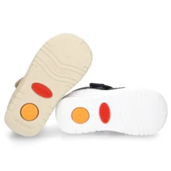 Sandalia niños pequeños con cierre adherente, puntera y talonera en piel lavable.