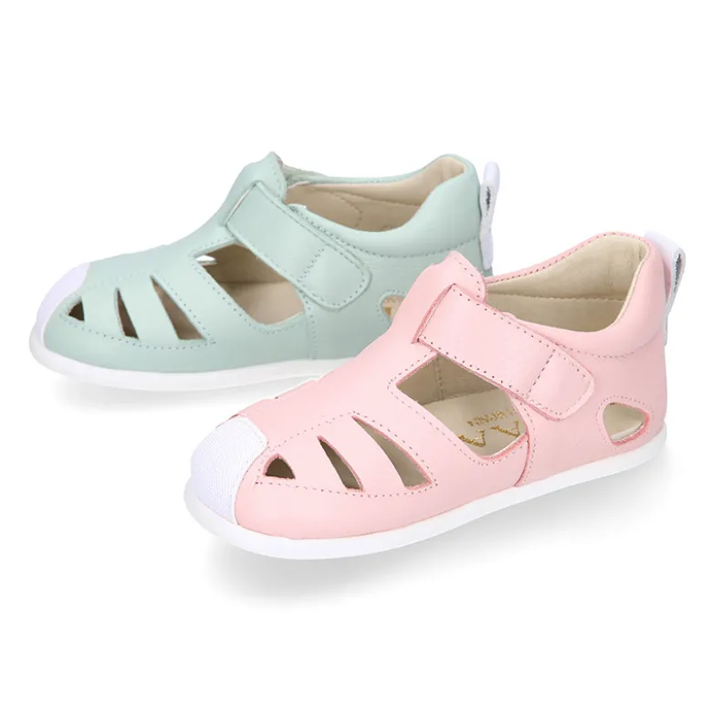 Sandalia niños respetuosa Okaa Flex en piel en colores.
