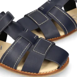 Sandalia niño vestir respetuosa Okaa Flex en color azul marino.