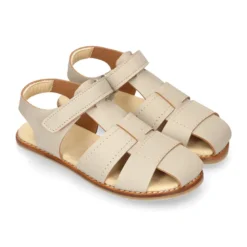 Sandalia niño vestir respetuosa Okaa Flex en color beige.