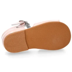 Sandalia peques en forma de T con dos lazos y perlas en piel charol.