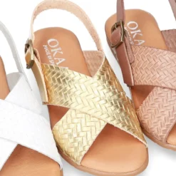 Sandalias con tiras cruzadas en piel GRABADA.