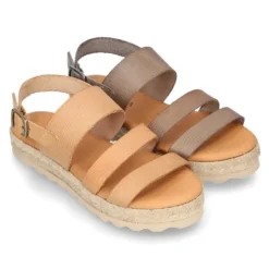 Sandalias tipo alpargata con tiras grabadas en piel.