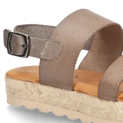 Sandalias tipo alpargata con tiras grabadas en piel.