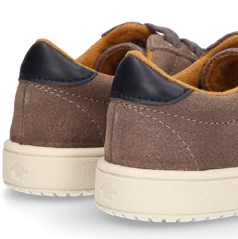 Tenis CASUAL con bandera en piel serraje con cordones.