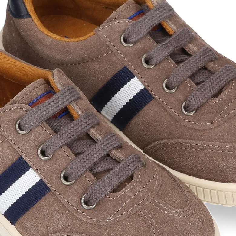 Tenis CASUAL con bandera en piel serraje con cordones.