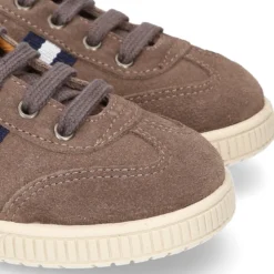 Tenis CASUAL con bandera en piel serraje con cordones.