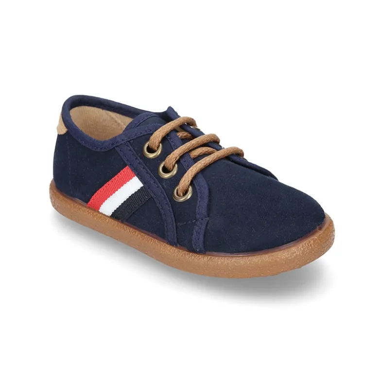 Tenis en Serratex con bandera lateral y cordones.