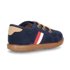 Tenis en Serratex con bandera lateral y cordones.