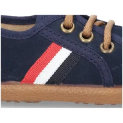 Tenis en Serratex con bandera lateral y cordones.