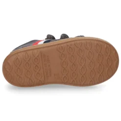 Tenis en Serratex con bandera lateral sin cordones.
