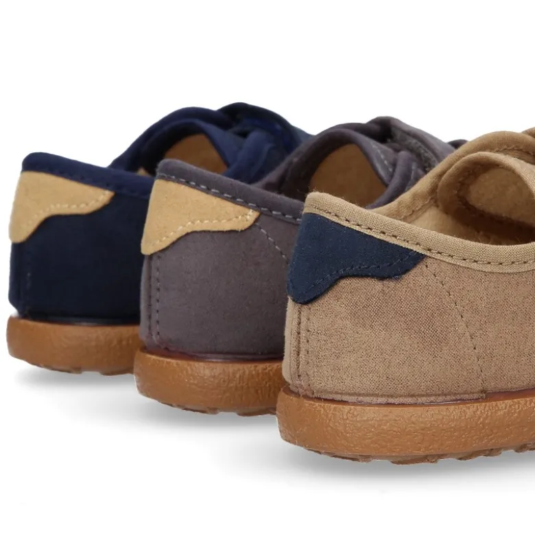 Tenis en Serratex con bandera lateral sin cordones.