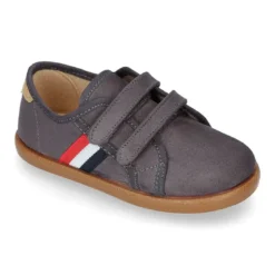 Tenis en Serratex con bandera lateral sin cordones.