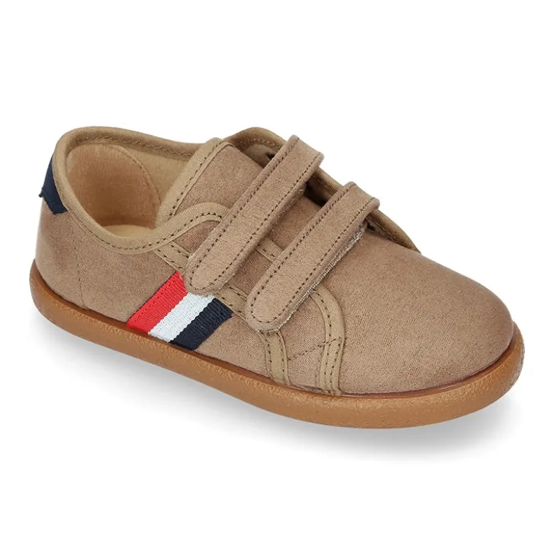 Tenis en Serratex con bandera lateral sin cordones.